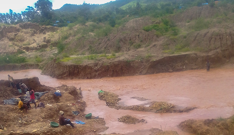 Artisanal miners sieve for gold on the banks of Mutare River, Penhalonga, Zimbabwe. Photograph by Tatenda Chitagu/SAAJP